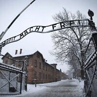 L'entrée de l'ancien camp de concentration nazi d'Auschwitz-Birkenau, sur laquelle figure l'inscription « Arbeit macht frei » (« Le travail rend libre »), à Oświęcim, en Pologne, le 25 janvier 2015, quelques jours avant le 70ᵉ anniversaire de la libération du camp par les forces russes. (Crédit : Joël Saget/AFP)