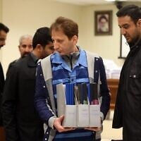 Le magnat milliardaire iranien Babak Zanjani (au centre) dans un tribunal de Téhéran, le 6 mars 2016. (Crédit : Tasnim News/AFP)