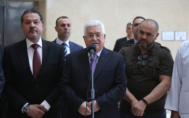 Le dirigeant de l'Autorité palestinienne, Mahmoud Abbas, entouré de ses deux fils, Yasser (à gauche) et Tarek (à droite), prenant brièvement la parole avant de quitter un hôpital près de Ramallah, en Cisjordanie, le 28 mai 2018. (Crédit : Abbas Momani/AFP)