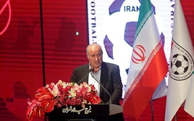 Le président de la Fédération de football de la République islamique d’Iran (FFIRI), Mehdi Taj, s'exprimant lors d'une cérémonie, à la tour Milad, à Téhéran, le 8 novembre 2022. (Crédit : Atta Kenare/AFP)
