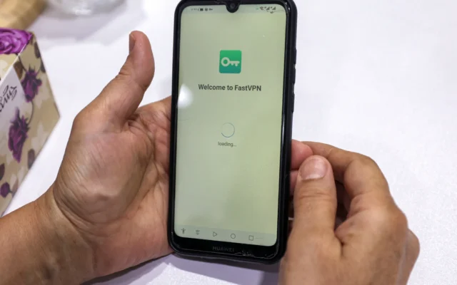 Une personne tient un téléphone après avoir activé un service de réseau privé virtuel (VPN) pour accéder à Internet à Téhéran, le 11 septembre 2023. (Crédit: ATTA KENARE / AFP) Une personne tient un téléphone après avoir activé un service de réseau privé virtuel (VPN) pour accéder à Internet à Téhéran, le 11 septembre 2023. (Crédit: ATTA KENARE / AFP)
