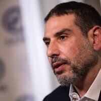 Le Dr. Adam Hamawy s'exprimant lors d'une interview accordée à l'AFP à l'issue de réunions à la Maison Blanche et au Capitole, à Washington, le 14 juin 2024. (Crédit : Drew Angerer/AFP)