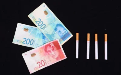Quatre cent vingt shekels et quatre cigarettes, à Gaza, le 19 août 2024. (Omar AL-QATTAA / AFP)