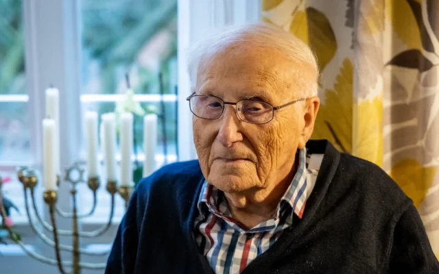 Albrecht Weinberg, survivant de la Shoah, chez lui à Leer, en Allemagne, le 30 décembre 2024. (Crédit : Focke Strangmann/AFP)