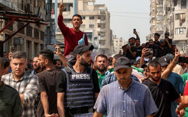 Des journalistes palestiniens défilent lors des funérailles de collègues tués à Gaza le 11 août 2025. (Crédit: Omar AL-QATTAA / AFP)