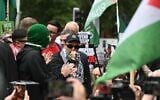 Liam O’Hanna, membre du groupe de rap irlandais Kneecap, qui se produit sous le nom de scène Mo Chara, s’adressant à des sympathisants, devant le tribunal de première instance de Westminster, à Londres, le 20 août 2025. (Crédit : Justin Tallis/AFP)