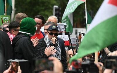 Liam O’Hanna, membre du groupe de rap irlandais Kneecap, qui se produit sous le nom de scène Mo Chara, s’adressant à des sympathisants, devant le tribunal de première instance de Westminster, à Londres, le 20 août 2025. (Crédit : Justin Tallis/AFP) Liam O’Hanna, membre du groupe de rap irlandais Kneecap, qui se produit sous le nom de scène Mo Chara, s’adressant à des sympathisants, devant le tribunal de première instance de Westminster, à Londres, le 20 août 2025. (Crédit : Justin Tallis/AFP)