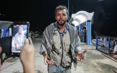 L'activiste brésilien Thiago Ávila s'exprime lors d'une conférence de presse de la flottille Global Sumud, à Tunis, tôt le matin du 10 septembre 2025. (Crédit : YASSINE MAHJOUB / AFP)
