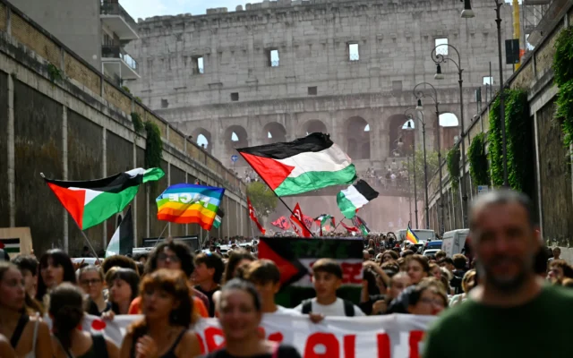 Illustration : Des manifestants défilent près du Colisée de Rome lors d’une manifestation pro-palestinienne et anti-israélienne, le 22 septembre 2025. (Crédit: Andreas SOLARO / AFP)