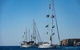 Photo d'Illustration : Des membres de la flottille Global Sumud en route vers Gaza photographiés alors qu'ils sont amarrés sur la petite île de Koufonisi, au sud de la Crète, le 26 septembre 2025. (Crédit : Eleftherios ELIS / AFP)