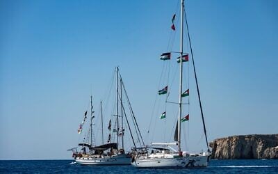 Photo d'Illustration : Des membres de la flottille Global Sumud en route vers Gaza photographiés alors qu'ils sont amarrés sur la petite île de Koufonisi, au sud de la Crète, le 26 septembre 2025. (Crédit : Eleftherios ELIS / AFP)