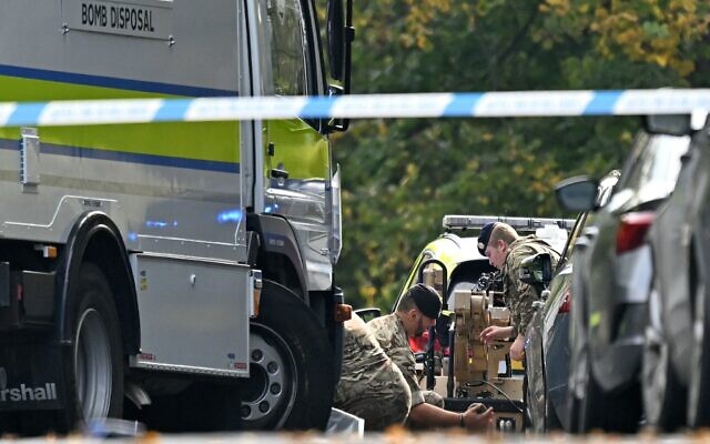 Des membres des forces armées travaillant près d'un véhicule de déminage alors qu'ils préparent un robot multimission Harris T7 à l'intérieur d'un périmètre de sécurité, à la synagogue de la Heaton Park Hebrew Congregation, à Crumpsall, au nord de Manchester, le 2 octobre 2025. (Crédit : Oli Scarff/AFP)