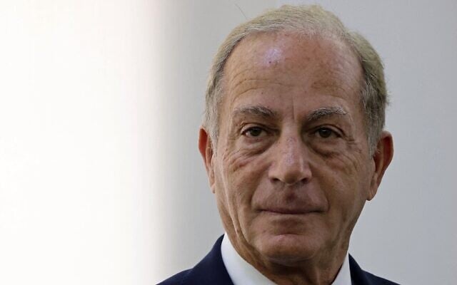 L'ambassadeur américain au Liban, Michel Issa, arrivant au siège du ministère libanais des Affaires étrangères pour rencontrer le ministre libanais des Affaires étrangères, Youssef Rajji, à Beyrouth, le 17 Novembre 2025. (Crédit : Anwar Amro/AFP)