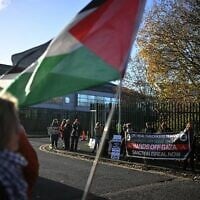 Des partisans de militants du groupe « Palestine Action », accusés d’avoir fait irruption sur le site de la société de défense israélienne Elbit Systems à Bristol en août 2024, brandissant des pancartes et agitant des drapeaux palestiniens devant la Cour d’assises de Woolwich, dans le sud-est de Londres, le 17 novembre 2025, devant laquelle les militants doivent comparaître. (Crédit : Ben Stansall/AFP)