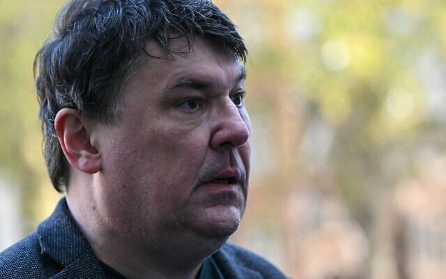 L’écrivain et réalisateur irlandais Graham Linehan avant d'entrer dans le tribunal de Westminster, à Londres, le 25 novembre 2025. (Crédit : Justin Tallis/AFP)