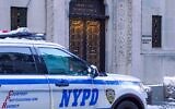 Un véhicule de la police de New York devant la congrégation Temple Emanu-El, à New York, le 14 décembre 2025. (Crédit : Ryan Murphy/Getty Images/AFP)