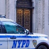 Un véhicule de la police de New York devant la congrégation Temple Emanu-El, à New York, le 14 décembre 2025. (Crédit : Ryan Murphy/Getty Images/AFP)