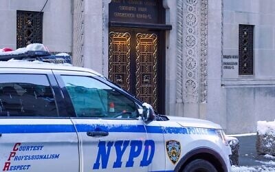 Un véhicule de la police de New York devant la congrégation Temple Emanu-El, à New York, le 14 décembre 2025. (Crédit : Ryan Murphy/Getty Images/AFP) Un véhicule de la police de New York devant la congrégation Temple Emanu-El, à New York, le 14 décembre 2025. (Crédit : Ryan Murphy/Getty Images/AFP)