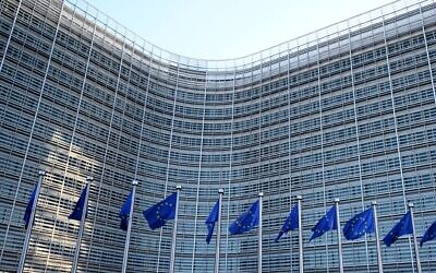 Vue du bâtiment Berlaymont, siège de la Commission européenne, à Bruxelles, le 15 décembre 2025. (Crédit : Nicolas TUCAT / AFP)