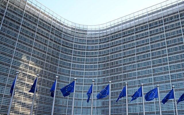 Vue du bâtiment Berlaymont, siège de la Commission européenne, à Bruxelles, le 15 décembre 2025. (Crédit : Nicolas TUCAT / AFP)