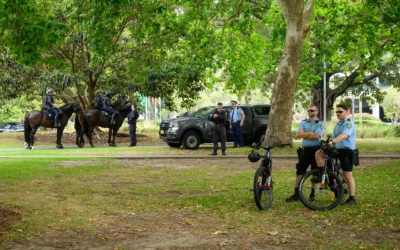 Des policiers au Prince Alfred Park à Sydney, le 21 décembre 2025. Illustration (Crédit : GEORGE CHAN/AFP)