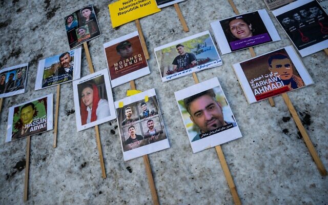 Des pancartes représentant des portraits d'Iraniens exécutés par le régime iranien disposées sur le trottoir enneigé lors d'un rassemblement, à Berlin, en Allemagne, le 10 janvier 2026. (Crédit : John MacDougall/AFP) Des pancartes représentant des portraits d'Iraniens exécutés par le régime iranien disposées sur le trottoir enneigé lors d'un rassemblement, à Berlin, en Allemagne, le 10 janvier 2026. (Crédit : John MacDougall/AFP)