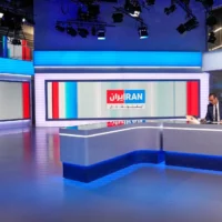 Photo d'illustration : un présentateur de la chaîne de télévision dissidente en langue persane Iran International se prépare pour un journal télévisé dans les studios de la chaîne à Londres, le 20 janvier 2026. (Crédit : Carlos Jasso / AFP)