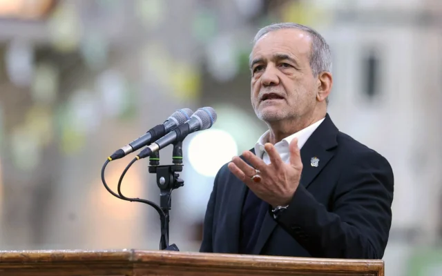 Le président iranien Masoud Pezeshkian s'adresse aux membres du gouvernement lors de leur visite au mausolée de l'ayatollah Ruhollah Khomeini, le défunt leader révolutionnaire iranien, à Téhéran, le 31 janvier 2026. (Crédit:  / Présidence iranienne / AFP)