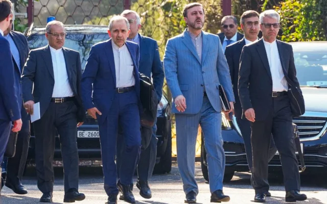 Une photo fournie par le ministère iranien des Affaires étrangères le 26 février 2026 montre des diplomates et la délégation iranienne lors des pourparlers entre l'Iran et les États-Unis à Genève, en Suisse. (Crédit: MINISTÈRE IRANIEN DES AFFAIRES ÉTRANGÈRES / AFP)
