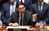 L’ambassadeur d’Israël à l’ONU, Danny Danon, lors d’une réunion du Conseil de sécurité des Nations unies sur la situation au Moyen-Orient, au siège de l’ONU à New York, le 28 février 2026. (Crédit: HARLY TRIBALLEAU / AFP)