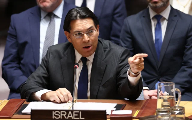 L’ambassadeur d’Israël à l’ONU, Danny Danon, lors d’une réunion du Conseil de sécurité des Nations unies sur la situation au Moyen-Orient, au siège de l’ONU à New York, le 28 février 2026. (Crédit: HARLY TRIBALLEAU / AFP)