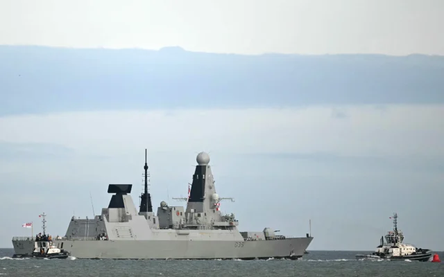 Le HMS Dragon, un destroyer de défense aérienne de classe Daring (type 45) de la Royal Navy, quitte la base navale de Portsmouth, sur la côte sud de l'Angleterre, le 10 mars 2026. (Crédit: JUSTIN TALLIS / AFP)