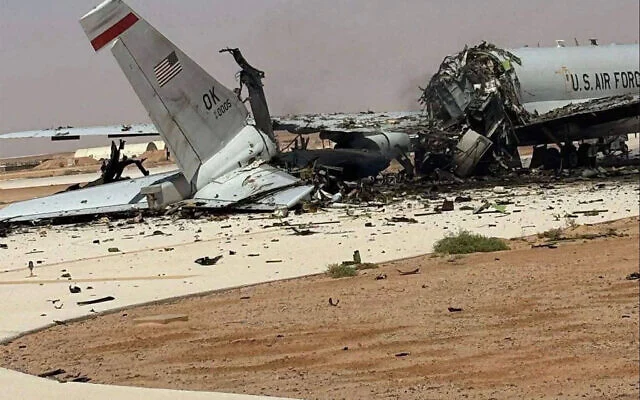 Cette image UGC publiée sur les réseaux sociaux le 29 mars 2026 et vérifiée par l'équipe de l'AFP semble montrer un avion du système aéroporté d'alerte et de contrôle (AWACS) de l'armée de l'air américaine, principalement utilisé pour le contrôle du trafic aérien, détruit à la suite d'un coup de projectile sur la base aérienne Prince Sultan en Arabie saoudite. (Crédit : UGC/AFP)