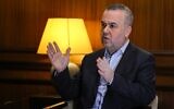 Hassan Fadlallah, député du groupe terroriste chiite libanais du Hezbollah, s'exprimant lors d'un entretien avec un journaliste de l'AFP, au Parlement libanais, à Beyrouth, le 20 avril 2026. (Crédit : Anwar Amro/AFP)