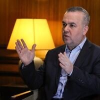 Hassan Fadlallah, député du groupe terroriste chiite libanais du Hezbollah, s'exprimant lors d'un entretien avec un journaliste de l'AFP, au Parlement libanais, à Beyrouth, le 20 avril 2026. (Crédit : Anwar Amro/AFP)