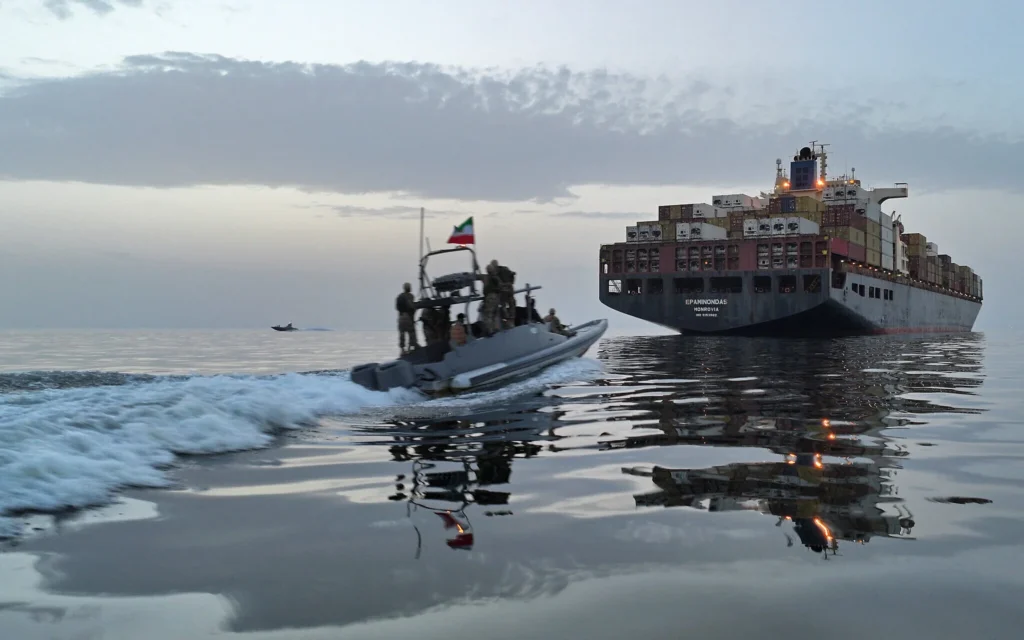 Un bateau du Corps des gardiens de la révolution islamique (CGRI) participerait à une opération visant à intercepter des navires tentant de traverser le détroit d'Ormuz, le 21 avril 2026. (Crédit: MIRZADEH via l'agence de presse iranienne TASNIM NEWS, via AFP)