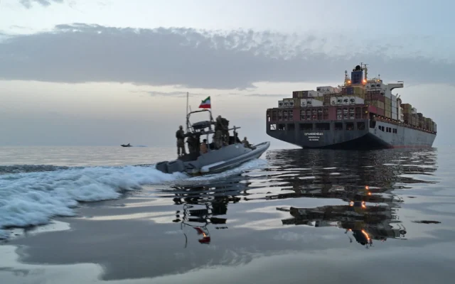 Un bateau du Corps des gardiens de la révolution islamique (CGRI) participerait à une opération visant à intercepter des navires tentant de traverser le détroit d'Ormuz, le 21 avril 2026. (Crédit: MIRZADEH via l'agence de presse iranienne TASNIM NEWS, via AFP)
