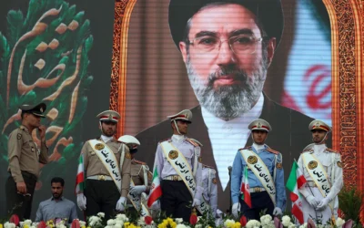 Des soldats de l'armée iranienne se tenant devant une photo du guide suprême iranien, l'ayatollah Mojtaba Khamenei, lors d'un rassemblement pro-régime, à Téhéran, en Iran, le 29 avril 2026. (Crédit: AFP)