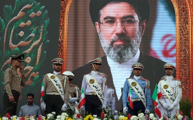 Des soldats de l'armée iranienne se tenant devant une photo du guide suprême iranien, l'ayatollah Mojtaba Khamenei, lors d'un rassemblement pro-régime, à Téhéran, en Iran, le 29 avril 2026. (Crédit: AFP)