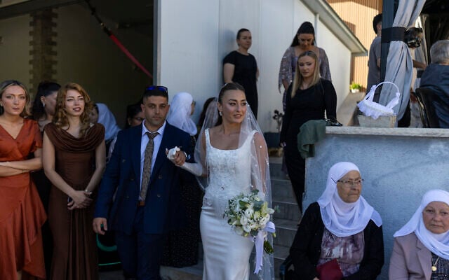 Des invités observent les mariés lors de leur cérémonie de mariage traditionnelle de la communauté circassienne dans la ville de Rehaniya, au nord d'Israël, près de la frontière avec le Liban, le 30 avril 2026. (Crédit : Ilia YEFIMOVICH / AFP)