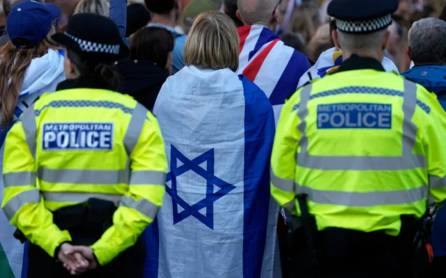 Des agents de la police métropolitaine sont en service alors que des personnes assistent à un rassemblement organisé par la Campagne contre l'antisémitisme, en face de Downing Street, dans le centre de Londres, le 30 avril 2026, à la suite de l'agression au couteau de deux hommes juifs la veille dans le quartier de Golders Green, au nord de Londres. (Crédit: CARLOS JASSO / AFP) Des agents de la police métropolitaine sont en service alors que des personnes assistent à un rassemblement organisé par la Campagne contre l'antisémitisme, en face de Downing Street, dans le centre de Londres, le 30 avril 2026, à la suite de l'agression au couteau de deux hommes juifs la veille dans le quartier de Golders Green, au nord de Londres. (Crédit: CARLOS JASSO / AFP)