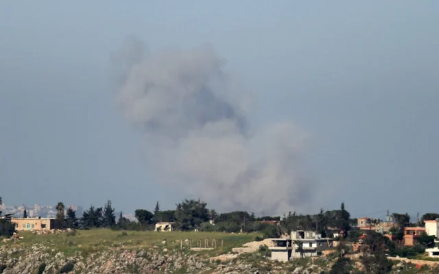 De la fumée s'élève du site d'une frappe aérienne israélienne qui visait le Hezbollah dans le village de Zawtar, au sud du Liban, le 2 mai 2026 (Crédit: AFP) De la fumée s'élève du site d'une frappe aérienne israélienne qui visait le Hezbollah dans le village de Zawtar, au sud du Liban, le 2 mai 2026 (Crédit: AFP)