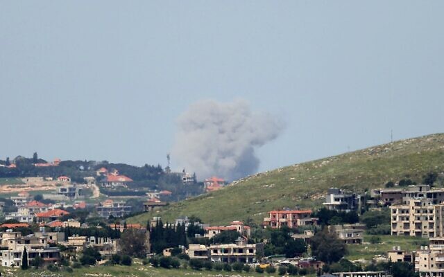De la fumée s'élevant du site d'une frappe aérienne israélienne ayant visé le village de Dweir, dans le sud du Liban, près de Nabatieh, le 2 mai 2026. (Crédit : AFP)