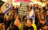 Illustration : Des manifestants brandissant des pancartes contre le gouvernement, sur la Place Habima, à Tel Aviv, le 2 mai 2026. (Crédit : Jack Guez/AFP)