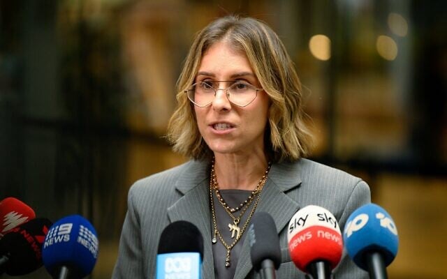 La témoin Stefanie Schwartz s'adresse aux médias à l'issue de la première série d'auditions de la Commission royale sur l'antisémitisme et la cohésion sociale, à Sydney, le 4 mai 2026. (Crédit : GEORGE CHAN / AFP)