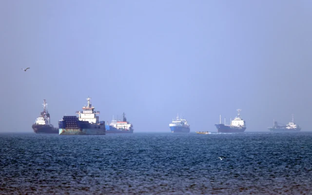 Photo d'illustration: Sur cette photo obtenue auprès de l'agence de presse iranienne ISNA le 4 mai 2026, on voit des navires à l'ancrage dans le détroit d'Ormuz, au large de Bandar Abbas, dans le sud de l'Iran. (Crédit: Amirhossein Khorgooei/ISNA/AFP)