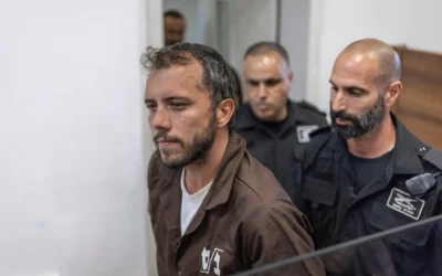 L'activiste brésilien Thiago Avila est escorté jusqu'au tribunal de première instance d'Ashkelon le 5 mai 2026. (Crédit: Ilia YEFIMOVICH / AFP)