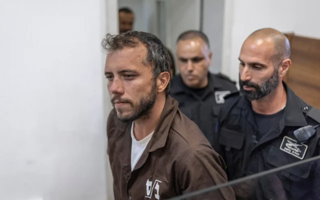 Le militant brésilien Thiago Avila est escorté à l’intérieur du tribunal de première instance d’Ashkelon le 5 mai 2026. (Crédit: : Ilia YEFIMOVICH / AFP)