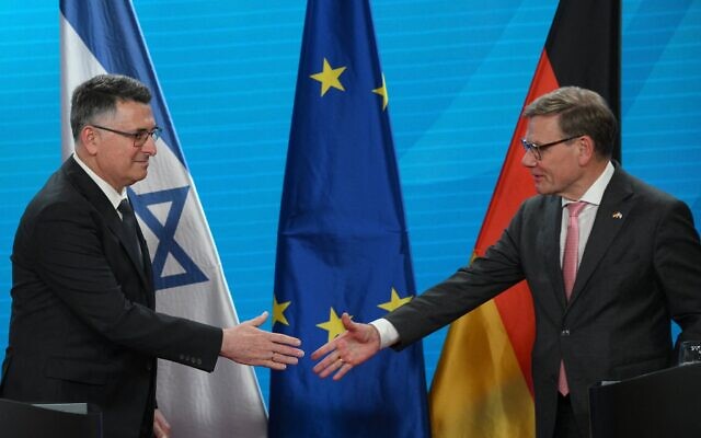 Le ministre allemand des Affaires étrangères, Johann Wadephul (à droite), et son homologue israélien, Gideon Saar, se serrant la main à l’issue d’une conférence de presse au ministère des Affaires étrangères, à Berlin, le 5 mai 2026. (Crédit : Ralf Hirschberger/AFP)