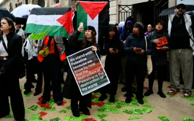 Des militants pro-palestiniens organisent une manifestation contre la participation d'Israël à la Biennale d'art de Venise, devant le pavillon israélien, le 6 mai 2026 à Venise. (Crédit :: Marco BERTORELLO / AFP)